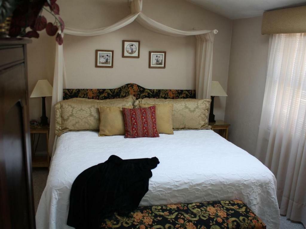 Hotel Red Rocker Black Mountain